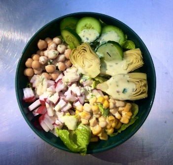 Bunte Buddha-Bowl mit Artischocken