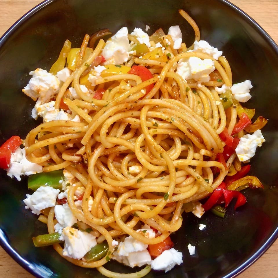 Bunte Paprika-Nudeln mit Schafskäse