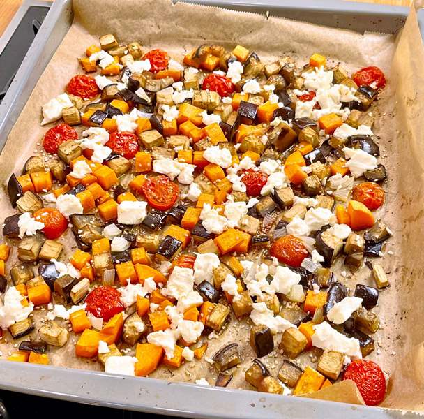 Gebackene Aubergine mit Schafskäse