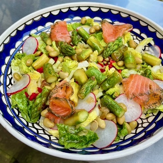 Salat mit gebratenem Spargel und Lachs