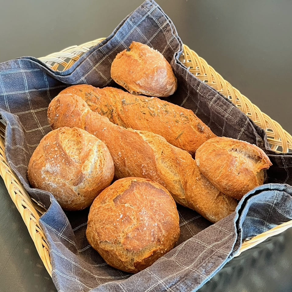 Selbst gebackene Dinkel-Sonntagsbrötchen