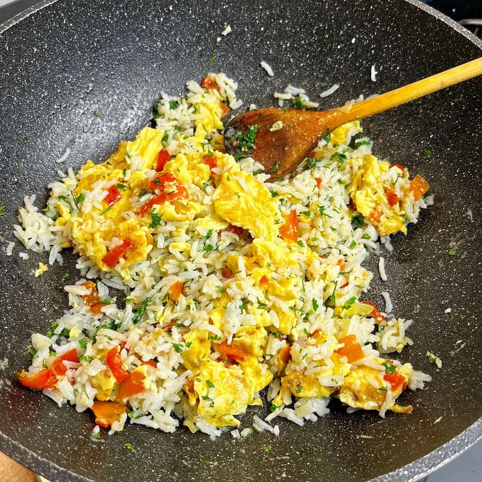Bratreis mit Gemüse und Ei