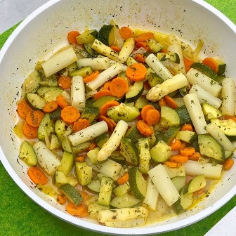 Buntes Frühlingsgemüse mit Spargel