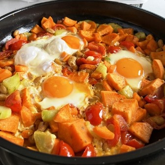 Shakshuka mit Süßkartoffel und Ei