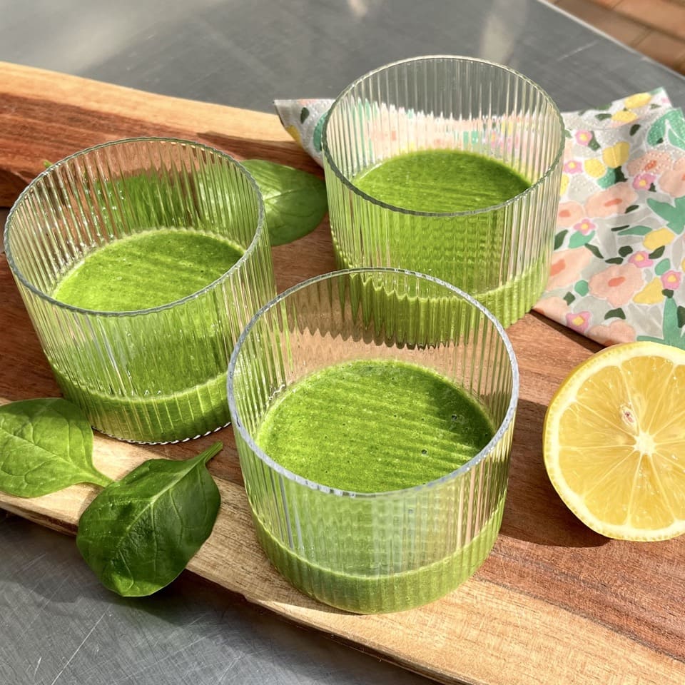 Smoothie-Shot mit Blattspinat und Ingwer