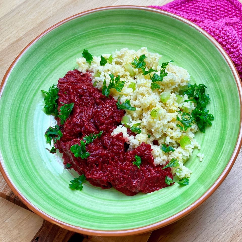 Rote Bete-Mus mit Sellerie-Couscous