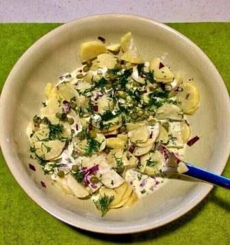 Frischer Kartoffelsalat mit Erbsen und Dill
