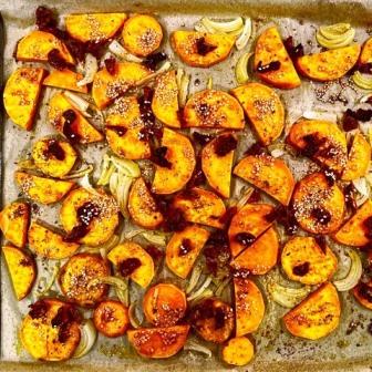 Gebackene Süßkartoffeln mit Tomate und Sesam