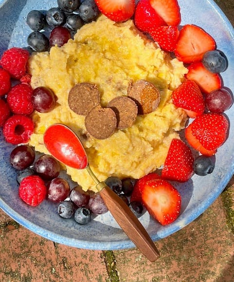 Polenta-Bowl mit Beeren und Basenkugeln