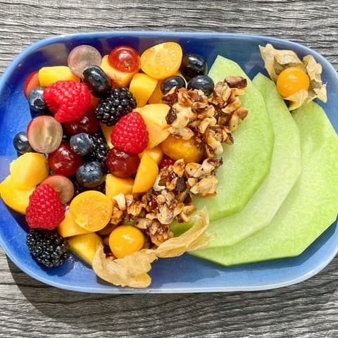 Obstsalat mit Melone und Nuss-Granola