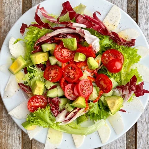 Sommersalat mit Radicchio und Rübchen