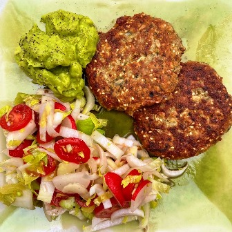 Gemüsebratlinge mit Salat und Avocado-Dip