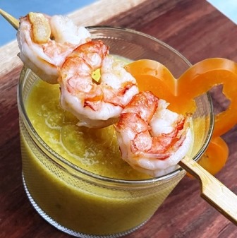Gelbe Gazpacho mit Garnelenspieß