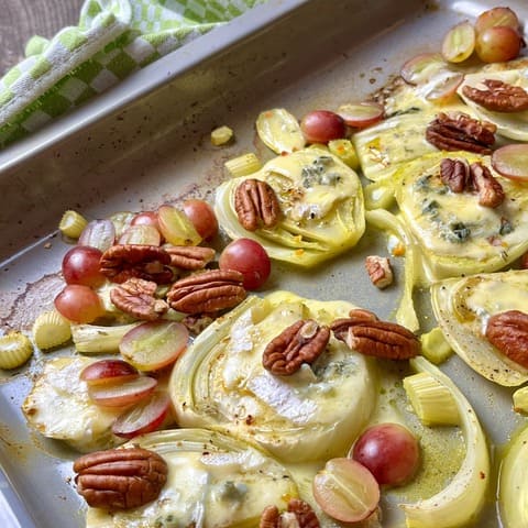 Gebackener Fenchel mit Trauben und Nüssen