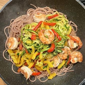 Asiapfanne mit Dinkelnudeln und Garnelen