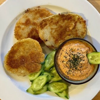 Panierter Kohlrabi mit Dip und Gurke